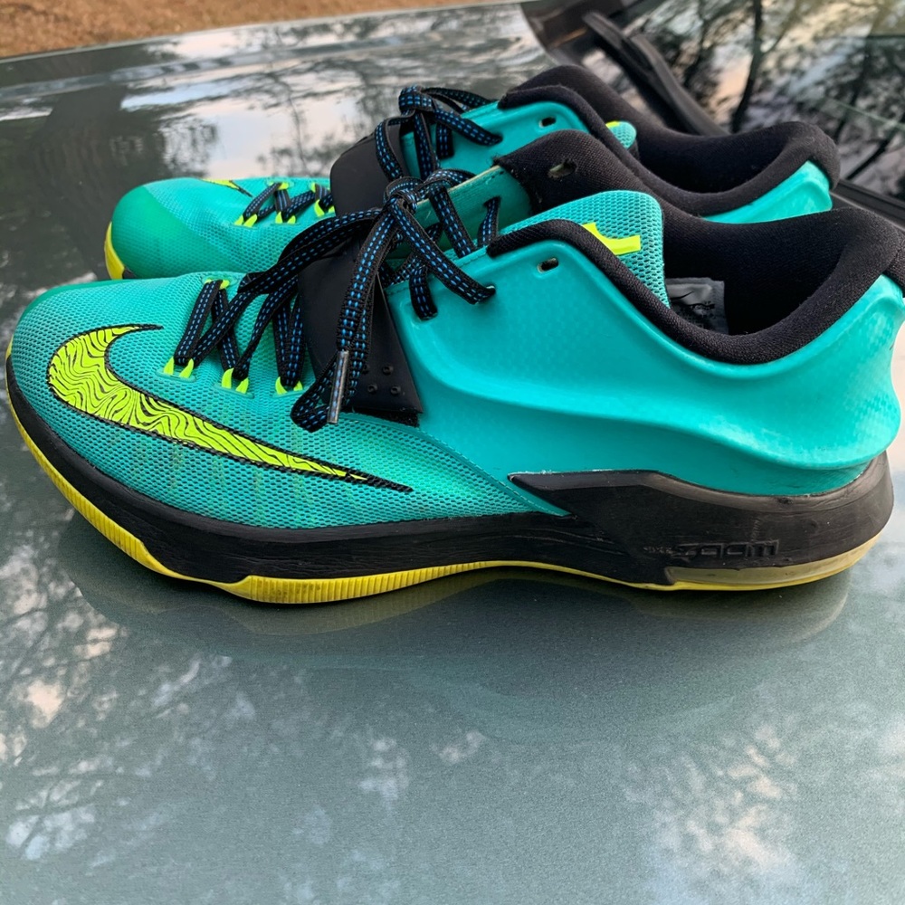 Tennis shoes